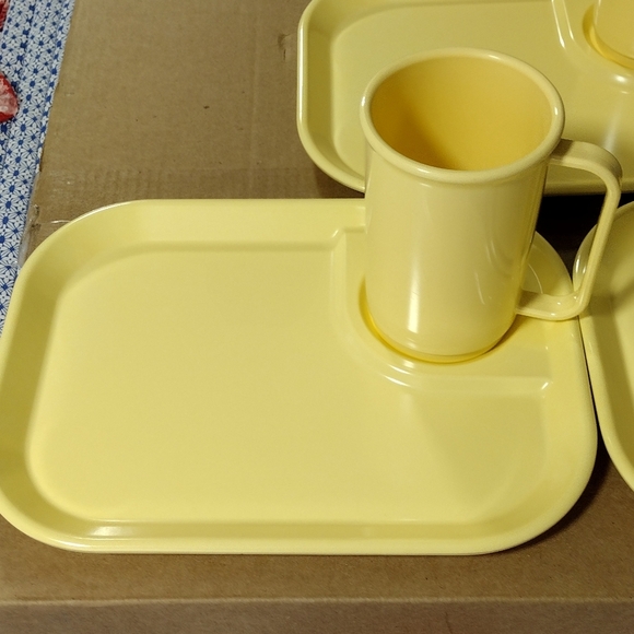 Vintage‎ Rubbermaid Set of 3 Yellow Melamine Trays With Cups - Picture 2 of 12